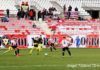Sergio Domínguez recibe el balón en el centro del campo.