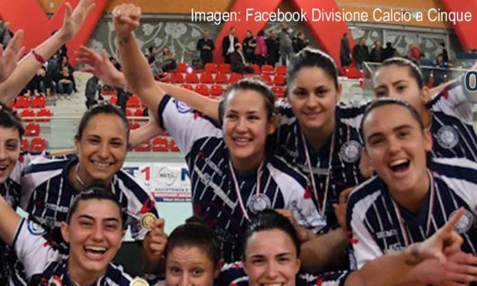 Ana festeja el título con el A.S.D Olimpus Roma