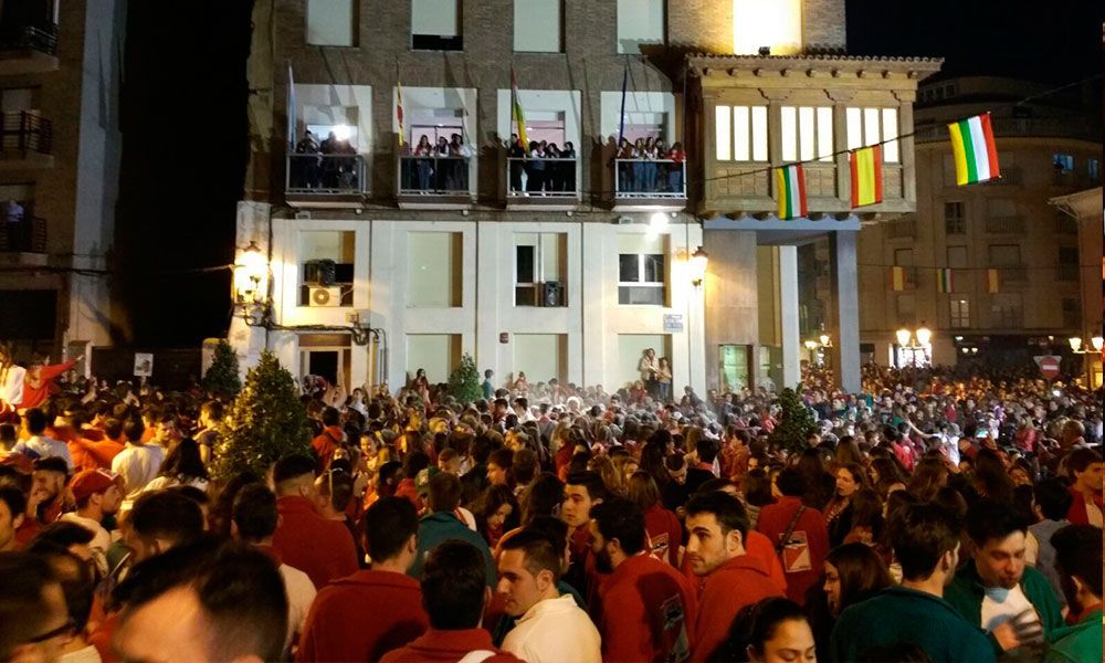 Una multitud de arnedanos se han reunido en la Plaza del Ayuntamiento para empezar las Fiestas de San José en Arnedo
