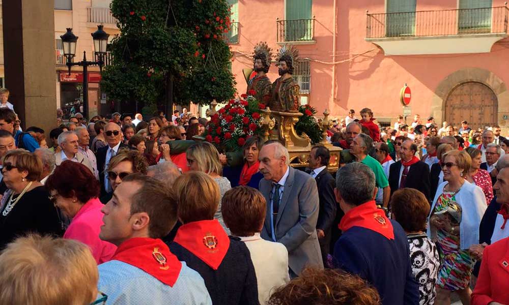 La procesión a su paso por el Ayuntamiento de Arnedo