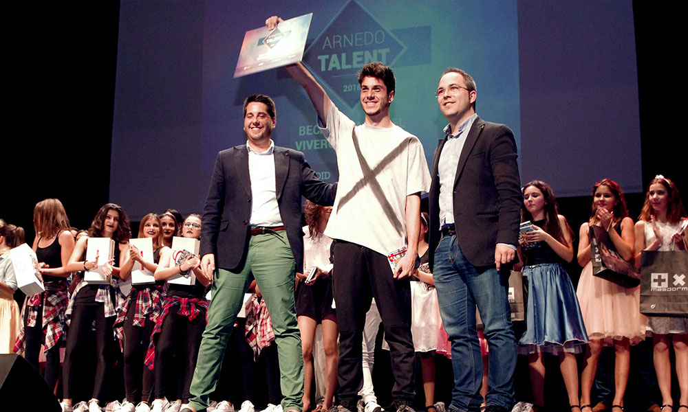 Gonzalo Herce recibe su reconocimiento en el I Arnedo Talent