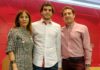 Iván Pérez-Aradros Martínez con sus padres
