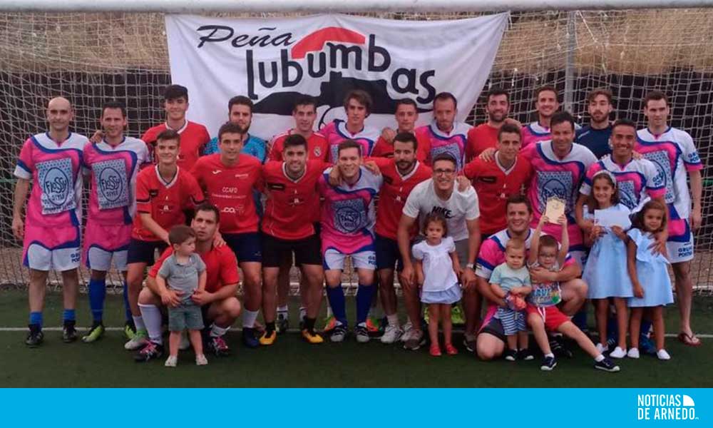 Foto de familia de la final del XX Torneo de Fútbol 7 Peña Lubumbas 2018