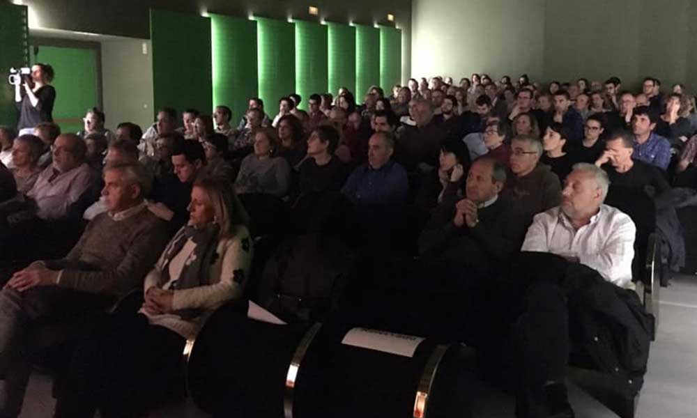El patio de butacas de la Casa de Cultura de Arnedo repleta de público | Imagen del Ayuntamiento de Arnedo