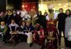 Los Reyes Magos y su comitiva junto a las autoridades municipales de Arnedo