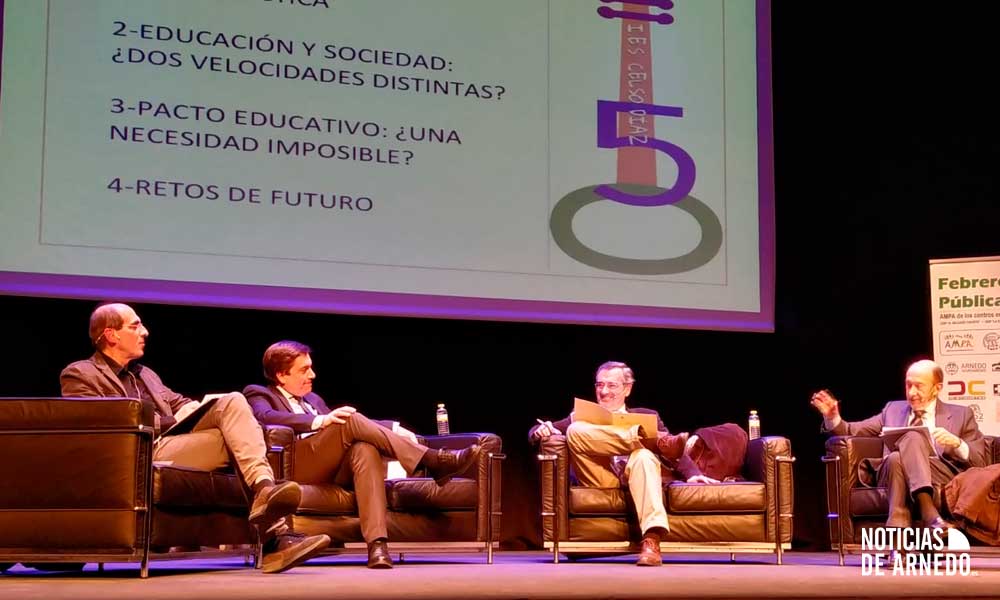 Moderador y ponentes sobre el escenario del Teatro Cervantes de Arnedo