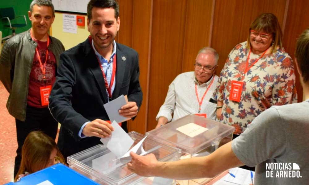 Javier García, candidato del PSOE en Arnedo, ejerciendo su derecho a voto
