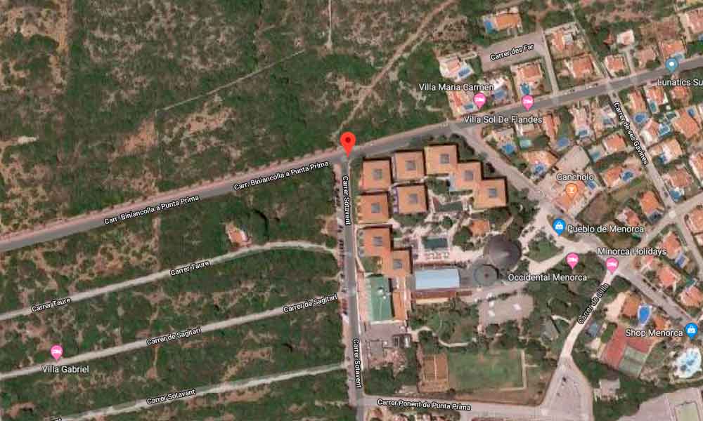 Localización del accidente de tráfico por salida de vía y posterior colisión contra un muro en Punta Prima (Menorca)