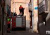 Bomberos del CEIS Rioja trabajando en una fachada de calle Preciados de Arnedo