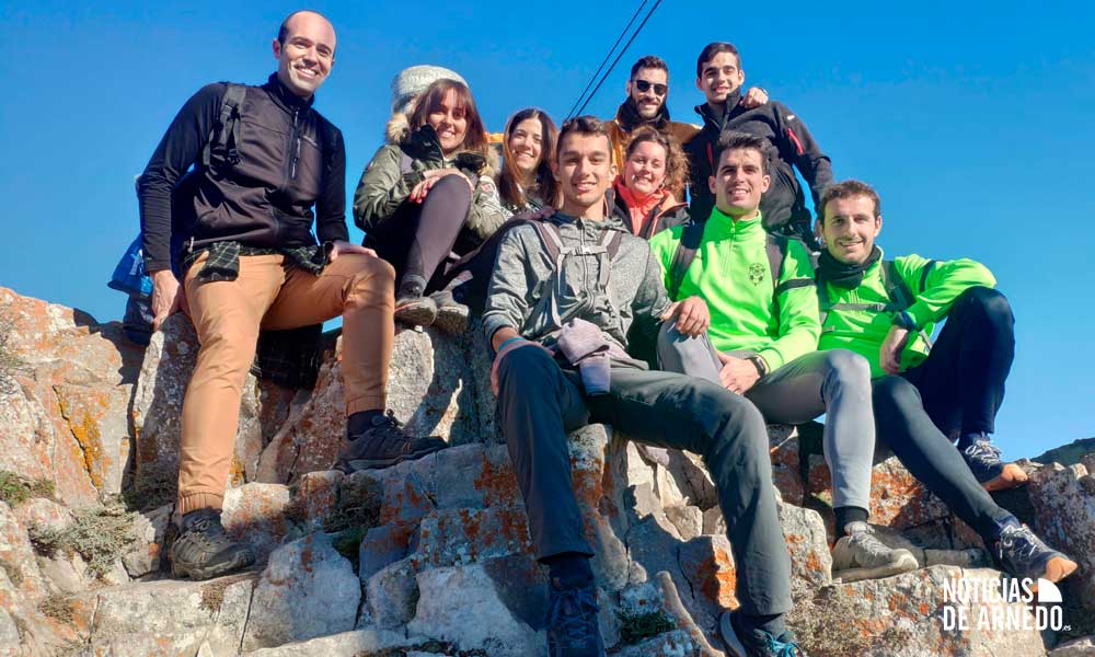 Un grupo de amigos en la cima de Peña Isasa el día de Nochevieja de 2019