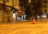 Un cono vial señaliza la zona donde se encontraba el semáforo derribado