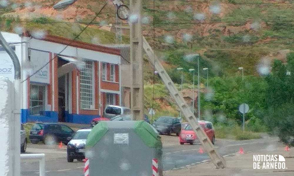 Riesgo de caída de un poste eléctrico en Avenida de Logroño de Arnedo (D.M.)