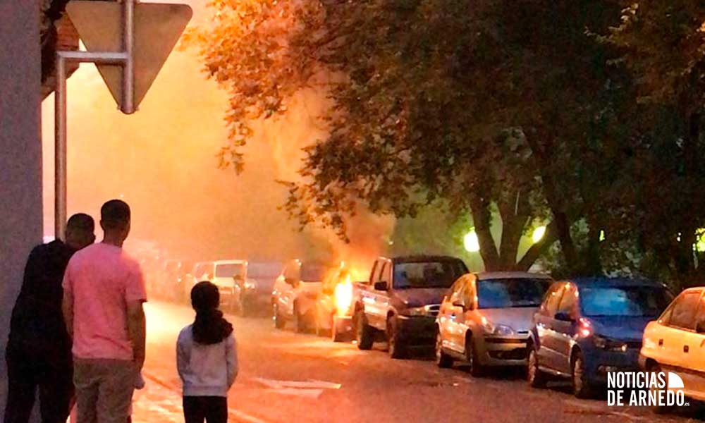 Incendio de un vehículo en calle Huertas de Arnedo
