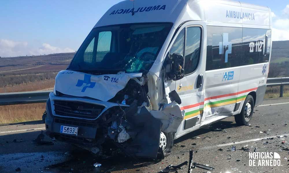 Ambulancia accidentada en la LR-123 en Tudelilla, entre Arnedo y el Villar de Arnedo