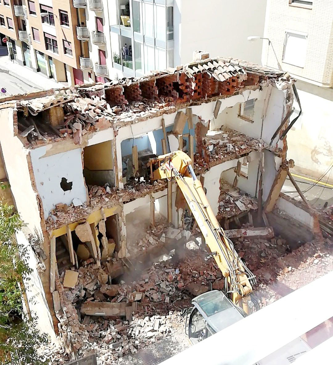 Derribo controlado del edificio de calle Carrera 13 de Arnedo