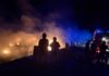 Servicios de Emergencia trabajando en un incendio en una zona de gestión de residuos en Arnedo