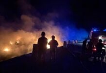 Incendio en una zona de depósito de residuos a las afueras de Arnedo Servicios de Emergencia trabajando en un incendio en una zona de gestión de residuos en Arnedo