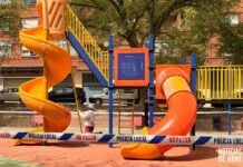 Bomberos retiran un nido de avispas en el parque de los tubos de Arnedo Bomberos del CEIS retirando un enjambre en el Parque de los Tubos de Arnedo